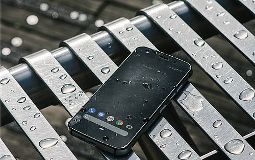 Smartphone liegt im Regen