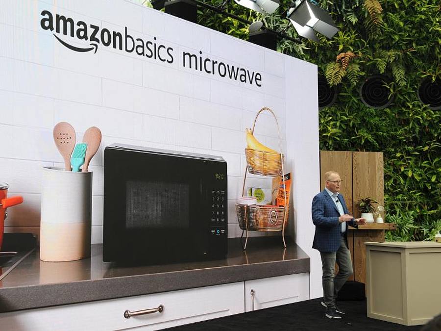 Amazon-Manager David Limp stellt eine vernetzte Mikrowelle mit der digitalen Assistentin Alexa vor. Foto: Andrej Sokolow