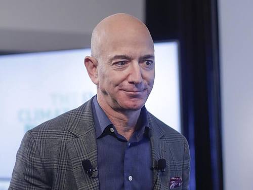 Amazon-Milliardär Jeff Bezos steckt viel Geld in sein privates Raumfahrtuntermehmen. Foto: Pablo Martinez Monsivais/AP/dpa/Archivbild