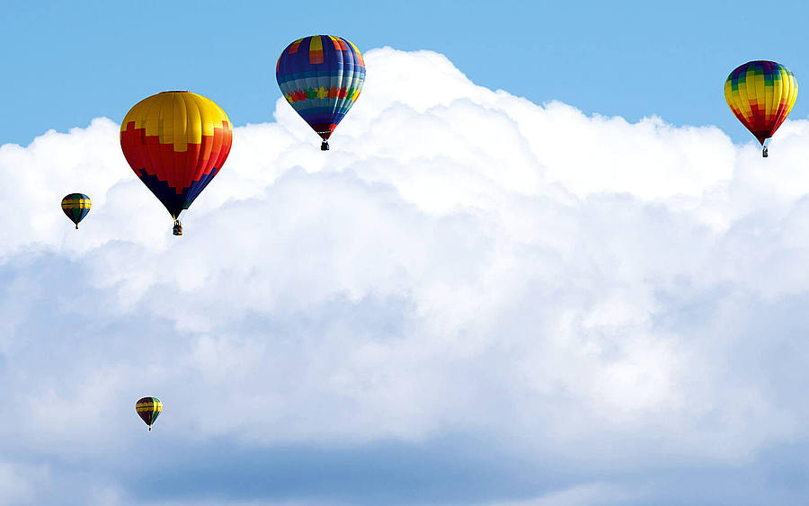 Heißluftballon in den Wolken