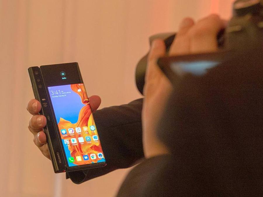 Das Huawei Mate X lässt sich zu einem in etwa quadratischen Tablet aufklappen. ((Foto: Andrej Sokolow))