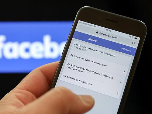 Ein Mann meldet einen Beitrag an Facebook. Das Online-Netzwerk will gegen Falschmeldungen bezüglich des Coronavirus härter vorgehen. Foto: Jan Woitas/zb/dpa