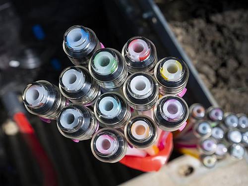 Momentan gibt es 8,3 Millionen Glasfaser-Anschlüsse. Foto: Matthias Rietschel/dpa-Zentralbild/dpa
