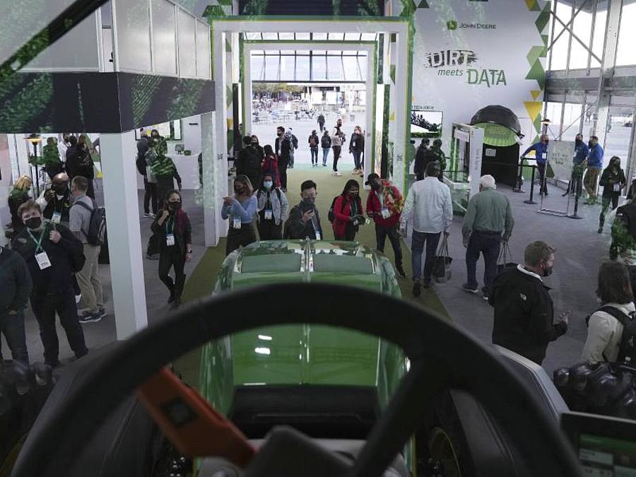 Besucher sehen sich den automatisierten Traktor von John Deere während der CES an. Foto: Joe Buglewicz/AP/dpa
