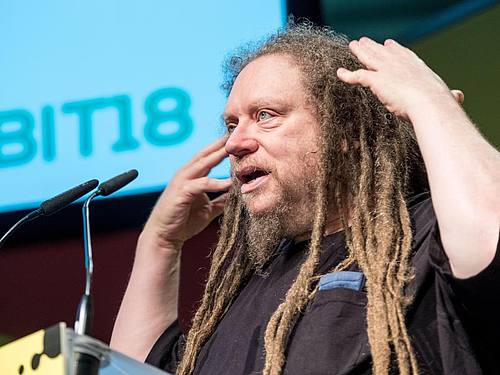 US-Digitalpionier Jaron Lanier spricht auf der Cebit in Hannover.