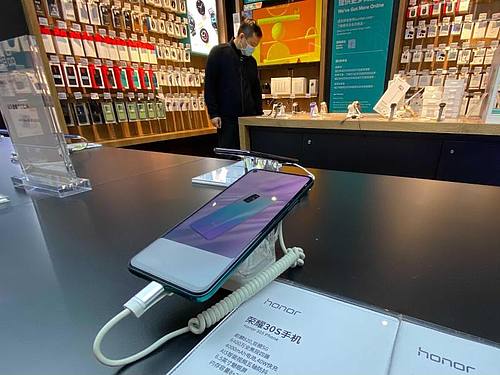 Ein Honor-Smartphone wird zum Verkauf ausgestellt. Foto: Andy Wong/AP/dpa
