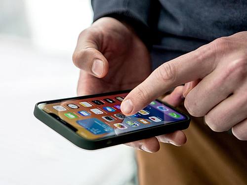 Apple führt strengere Datenschutz-Regeln auf dem iPhone ein. Foto: Zacharie Scheurer/dpa