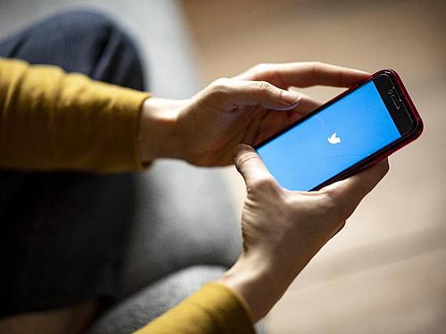 Twitter auf dem Smartphone. Foto: Fabian Sommer/dpa