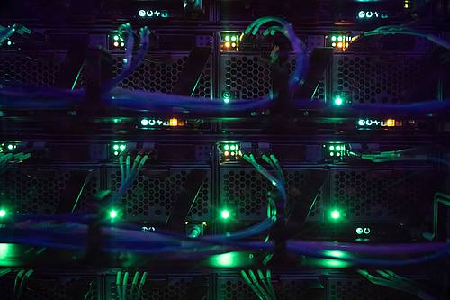 LEDs in einem Serverschrank in einem Rechenzentrum: Betreiber von Rechenzentren sind dazu verpflichtet, den Stromverbrauch ab dem 1. Januar 2024 zu 50 Prozent durch Strom aus erneuerbaren Energien zu decken.