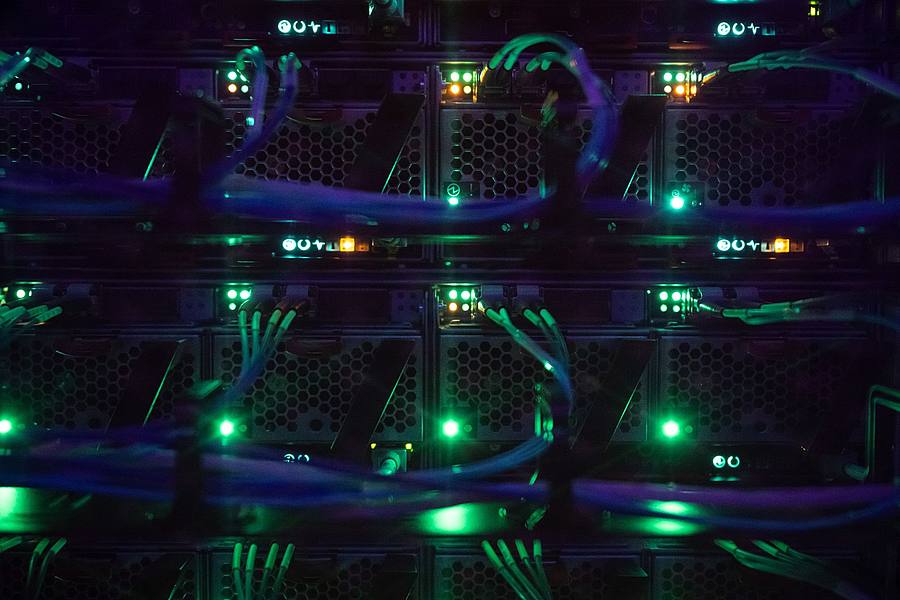 LEDs in einem Serverschrank in einem Rechenzentrum: Betreiber von Rechenzentren sind dazu verpflichtet, den Stromverbrauch ab dem 1. Januar 2024 zu 50 Prozent durch Strom aus erneuerbaren Energien zu decken.