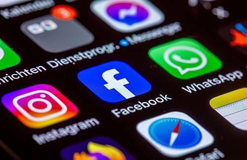 Meta schreibt in diesen Tagen massenhaft die Nutzer von Facebook, Instagram und Threads an, um sie über die Anpassung seiner Datenschutzerklärung zu informieren.
