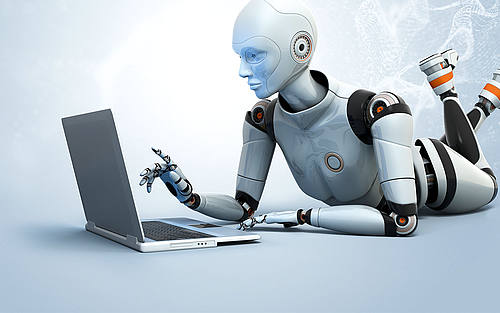 Roboter liegend am Laptop 