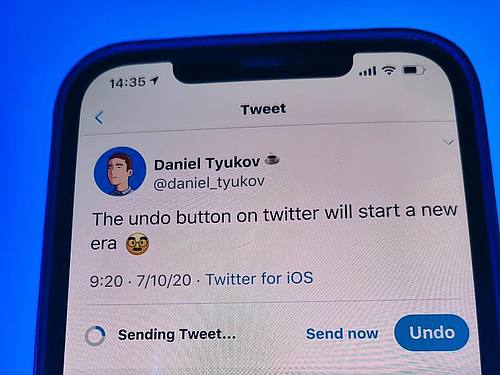 Twitter Blue, das erste Abonnement-Angebot der Plattform, auf einem iPhone 12. Das am 3. Juni 2021 in Australien und Kanada gestartete Angebot bietet den Anwendern mehrere Zusatzfunktionen. Foto: Christoph Dernbach/dpa