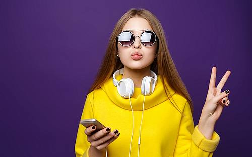 Mädchen mit Smartphone