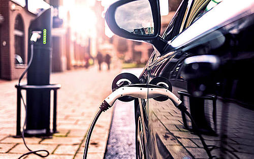 Ein Elektroauto an einer Ladestation