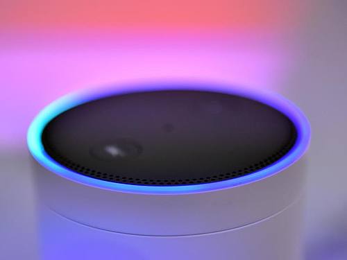 Der Lautsprecher Amazon Echo mit dem Sprachassistenten «Alexa». Foto: Britta Pedersen