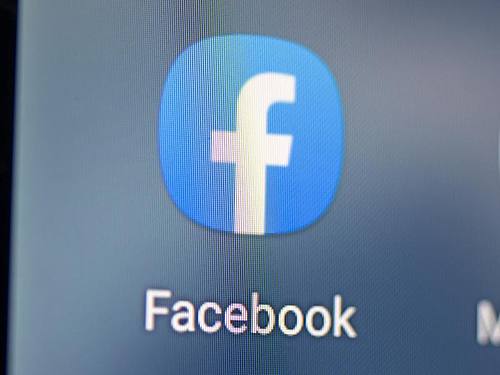 Auf dem Bildschirm eines Smartphones sieht man das Logo der Facebook-App. Foto: Fabian Sommer/dpa