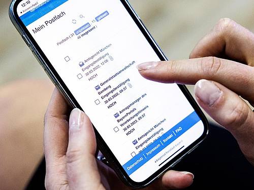 Seit Anfang Februar können Bürger in Bayern über die „BayernApp“ Klagen bei den Gerichten oder Strafanzeigen bei den Staatsanwaltschaften online einreichen. Foto: Matthias Balk/dpa