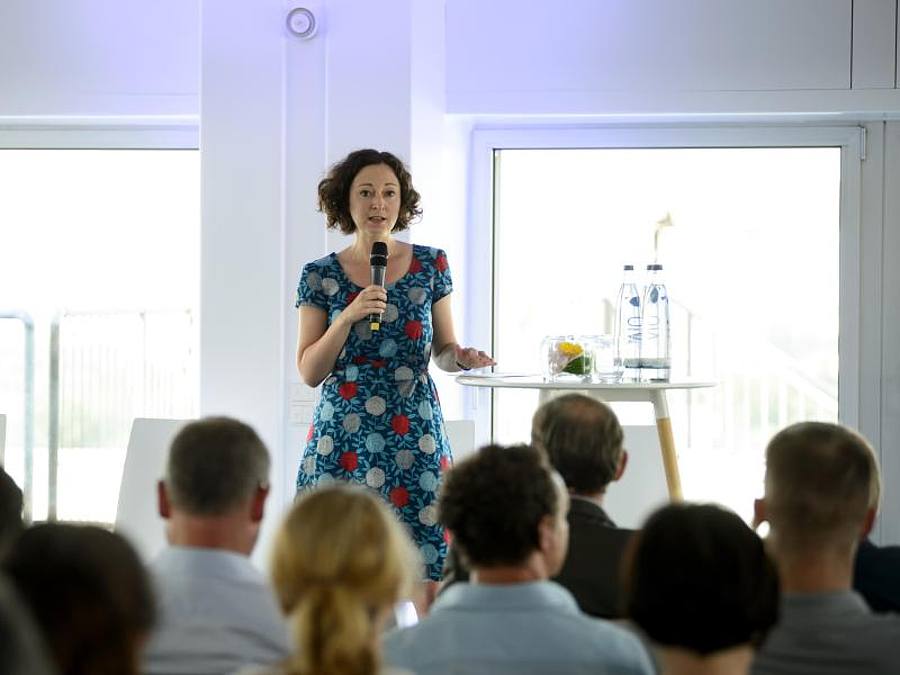 Ramona Pop (Grüne), Berlins Wirtschaftssenatorin, spricht bei der Eröffnung von Europas größtem Fintech-Hub (H:32). Foto: Sina Schuldt/Archiv