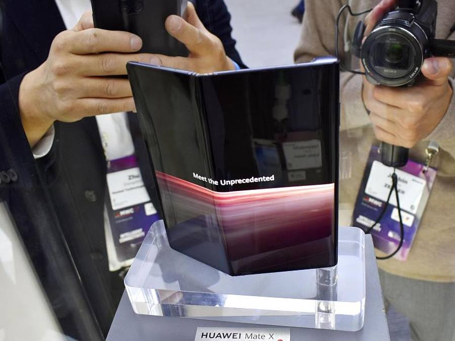 Das neue Huawei Mate X, ein Smartphone mit faltbarem Display, auf dem Mobile World Congress in Barcelona. Foto: -/kyodo/dpa