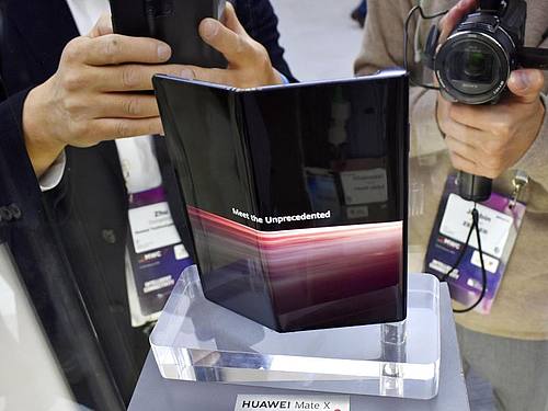Das neue Huawei Mate X, ein Smartphone mit faltbarem Display, auf dem Mobile World Congress in Barcelona. Foto: -/kyodo/dpa
