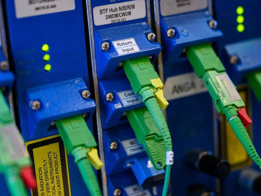 Netzwerk LAN Kabel. Foto: Sebastian Gollnow/dpa