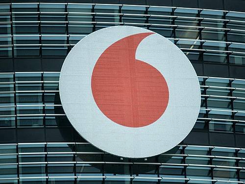 Das Vodafone-Logo ist an der Fassade der Firmenzentrale in Düsseldorf. Foto: Federico Gambarini/dpa