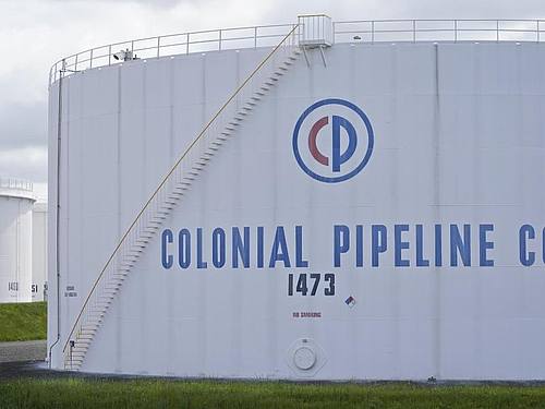 Der Betreiber der größten US-Benzin-Pipeline Colonial hat erstmals öffentlich eine millionenschwere Lösegeldzahlung an Computer-Hacker eingeräumt. Foto: Seth Wenig/AP/dpa