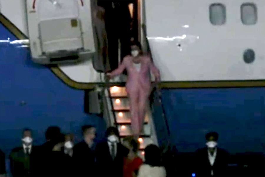 Nancy Pelosi bei ihrer Ankunft in Taipeh (Videostandbild). Trotz Warnungen Chinas traf die Vorsitzende des US-Repräsentantenhauses Pelosi in Taiwan ein.