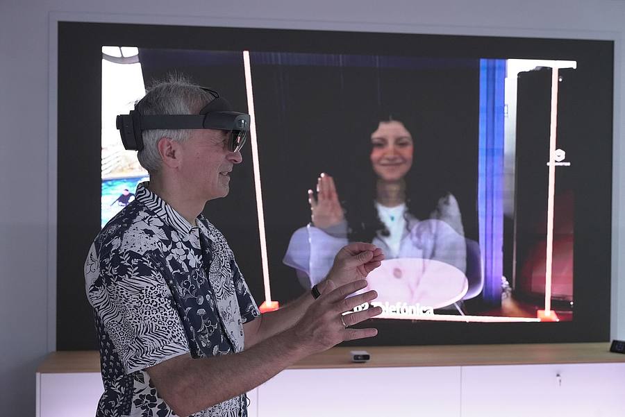 O2-Innovationsmanager Karsten Erlebach spricht via VR-Brille mit seiner Kollegin, die er in der Brille plastisch als Hologramm sieht.