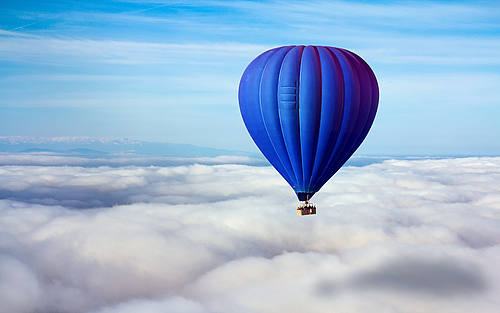 Heißluftballon über Wolken