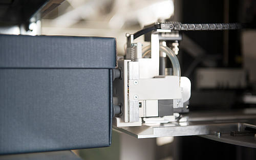 Der Roboter Toru im Einsatz: Dank 3D-Kameras und Vakuumtechnik können einzelne Schuhkartons kommissioniert werden.