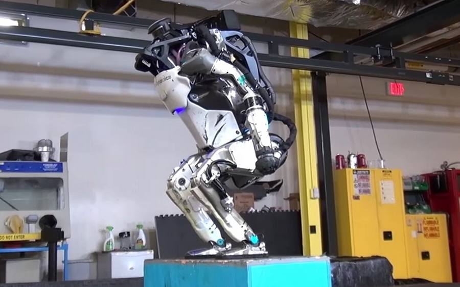Roboter macht Backflip