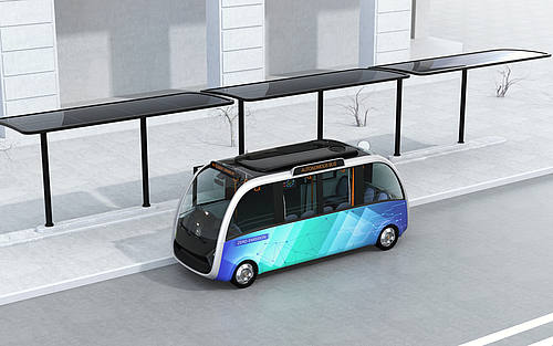 Ein autonom fahrender Bus an einer Haltestelle