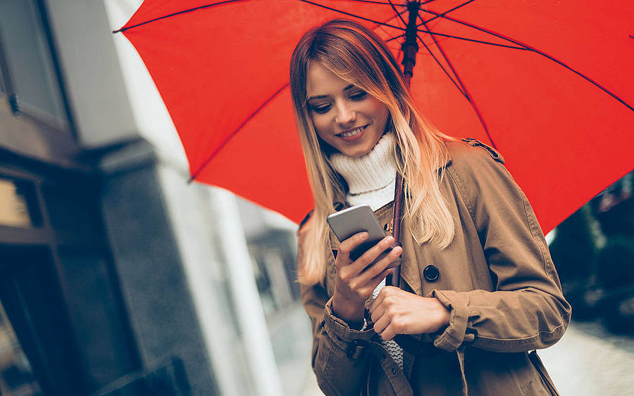 Frau mit Regenschirm