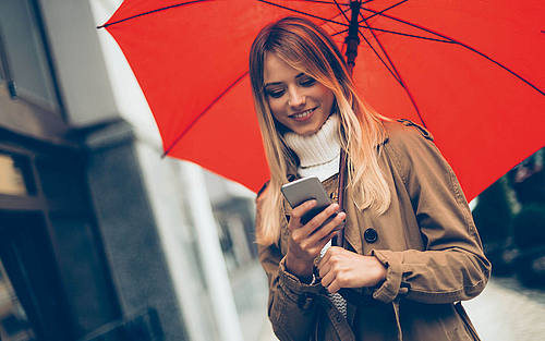 Frau mit Regenschirm