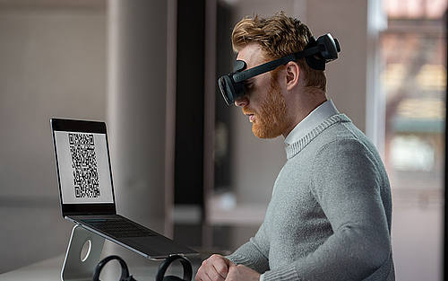 Mann mit VR-Brille 