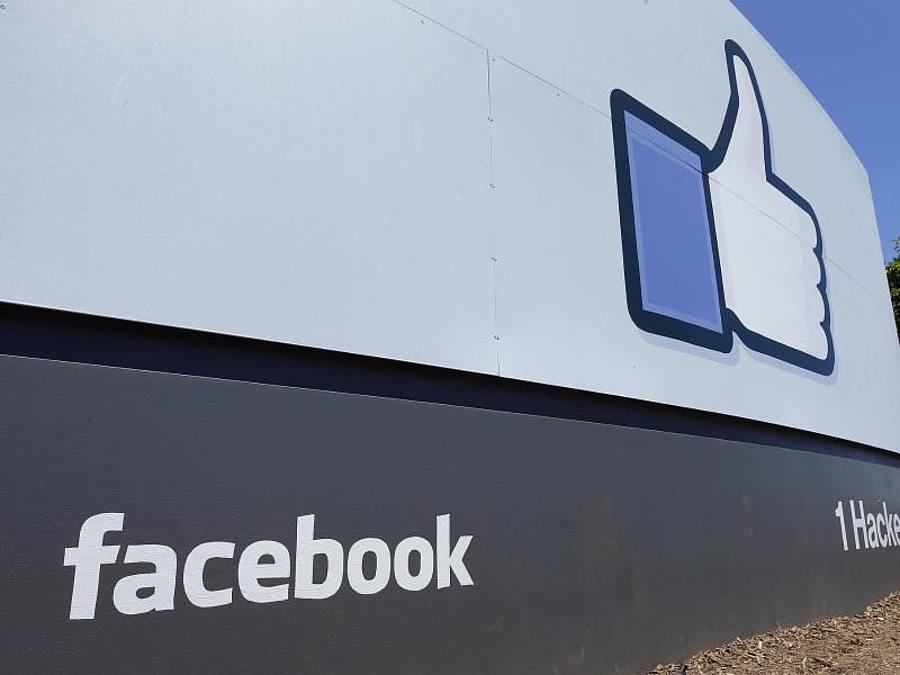 Facebook-Logo auf einem Bildschirm