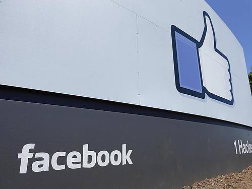 Facebook-Logo auf einem Bildschirm