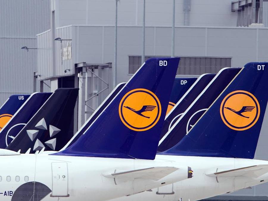 Flugzeuge der Fluggesellschaft Lufthansa am Rand des Rollfeldes. Foto: Soeren Stache/dpa-Zentralbild/dpa