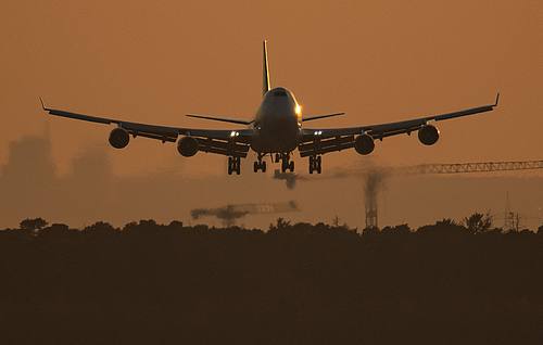 Eine Boeing 747 landet im letzten Licht des Tages auf dem Flughafen Frankfurt.