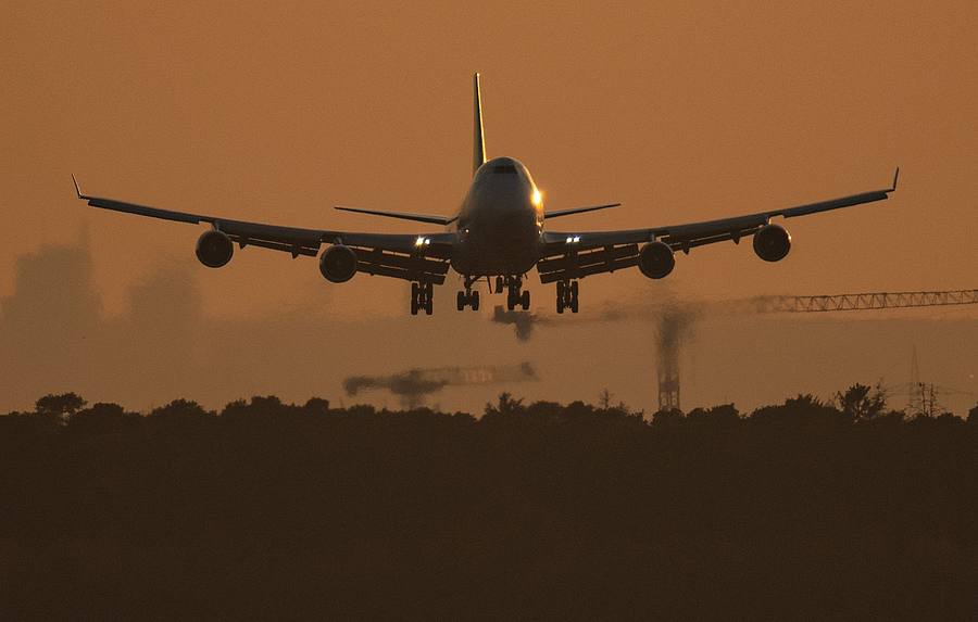 Eine Boeing 747 landet im letzten Licht des Tages auf dem Flughafen Frankfurt.