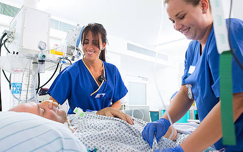 Krankenschwestern mit Patient