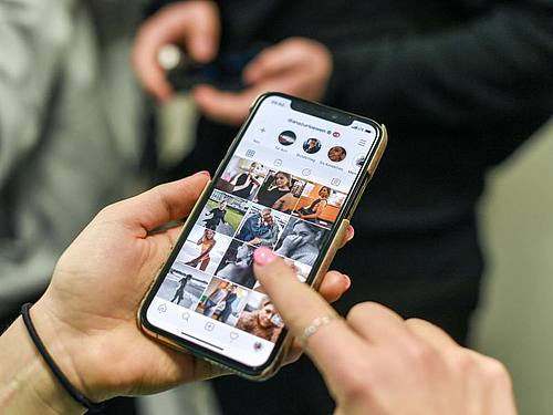 "Kostenlose" Apps nehmen lediglich ein anderes Zahlungsmittel als Geld: Die Daten der Nutzer, die sich gewinnbringend weiterveräußern lassen. Foto: Jens Kalaene/dpa-Zentralbild/dpa