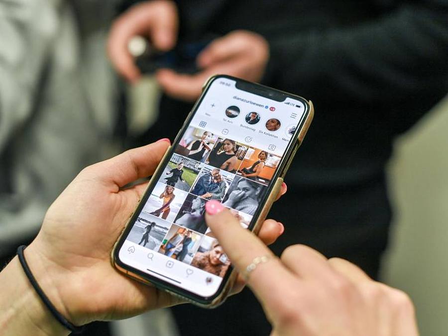 "Kostenlose" Apps nehmen lediglich ein anderes Zahlungsmittel als Geld: Die Daten der Nutzer, die sich gewinnbringend weiterveräußern lassen. Foto: Jens Kalaene/dpa-Zentralbild/dpa
