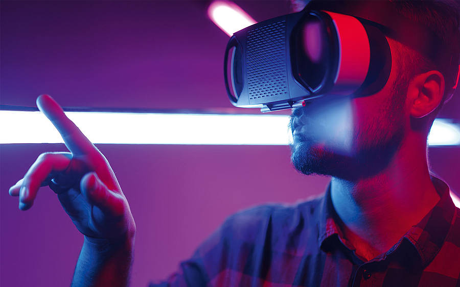 Man trägt VR-Brille
