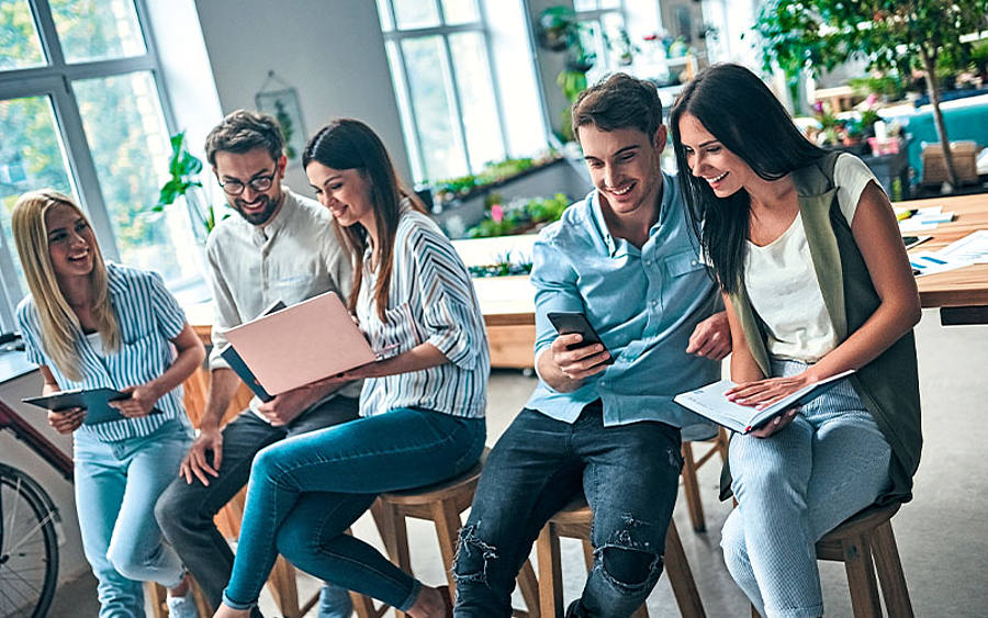 Mitarbeiter an mobilen Endgeräten