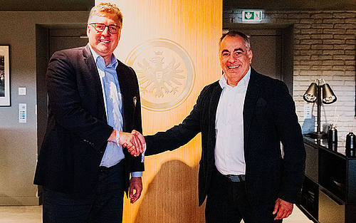 Handschlag vor dem Logo