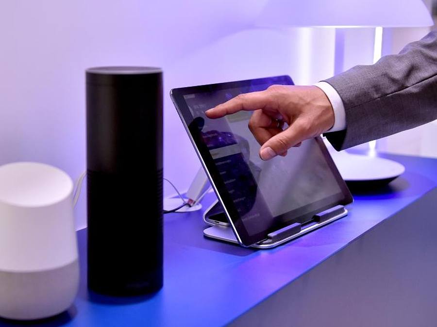 Sprachassistenten wie Google Assistant (l.) und Amazon Echo werden die Fernbedienung ablösen. Foto: Britta Pedersen