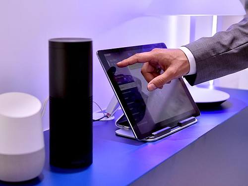 Sprachassistenten wie Google Assistant (l.) und Amazon Echo werden die Fernbedienung ablösen. Foto: Britta Pedersen